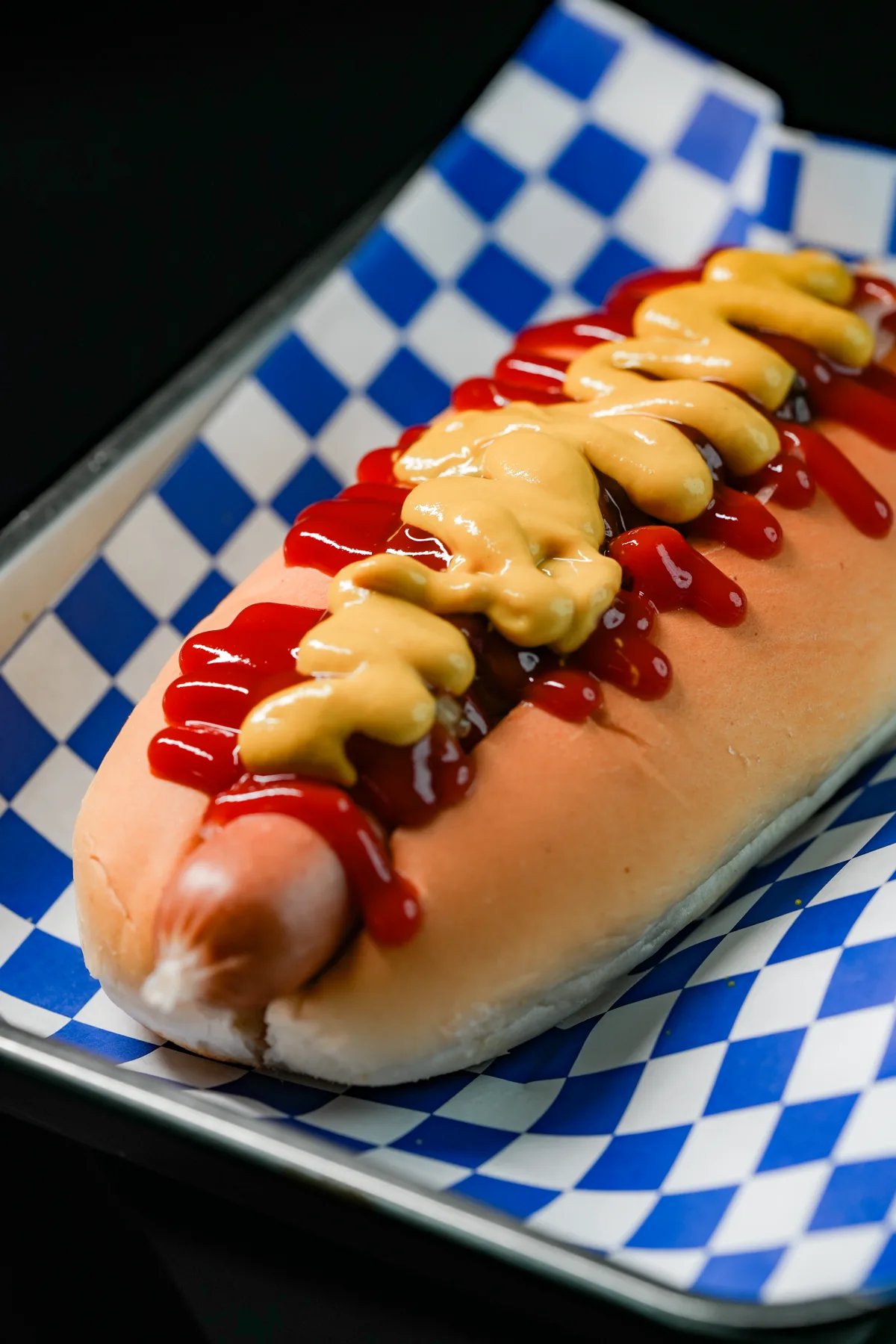 Hotdogray 招牌美式熱狗，淋滿番茄醬與黃芥末醬