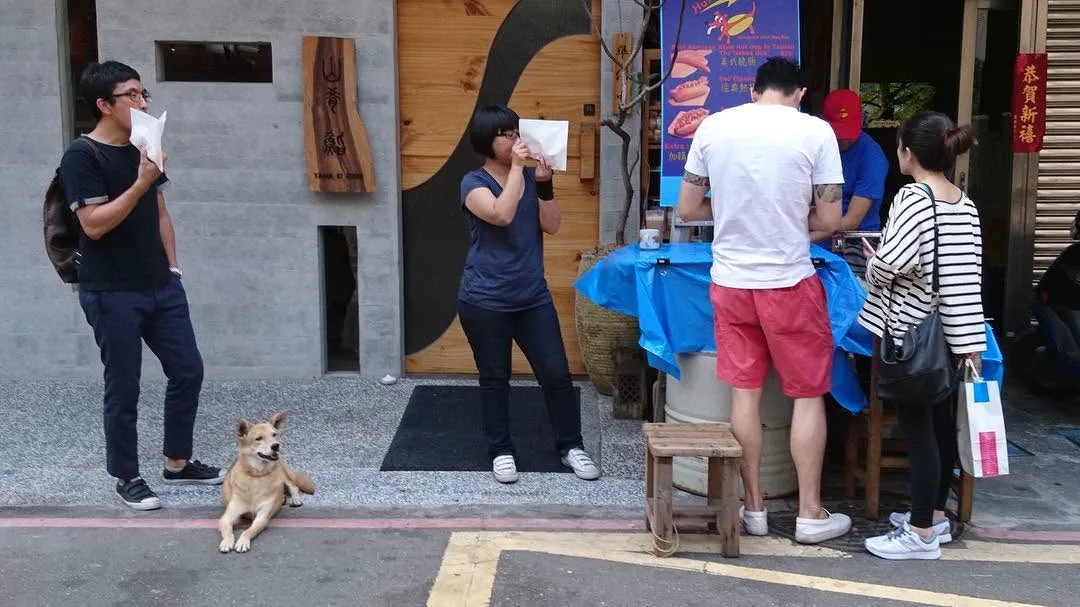 2017 年 Hotdogray 剛擺攤時期，客人在攤位前享用熱狗